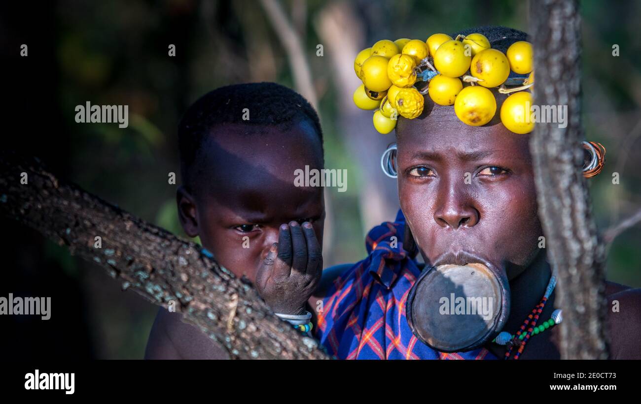 Surma Frau, Ton Lippenplatte, Omo Tal, Äthiopien Stockfoto