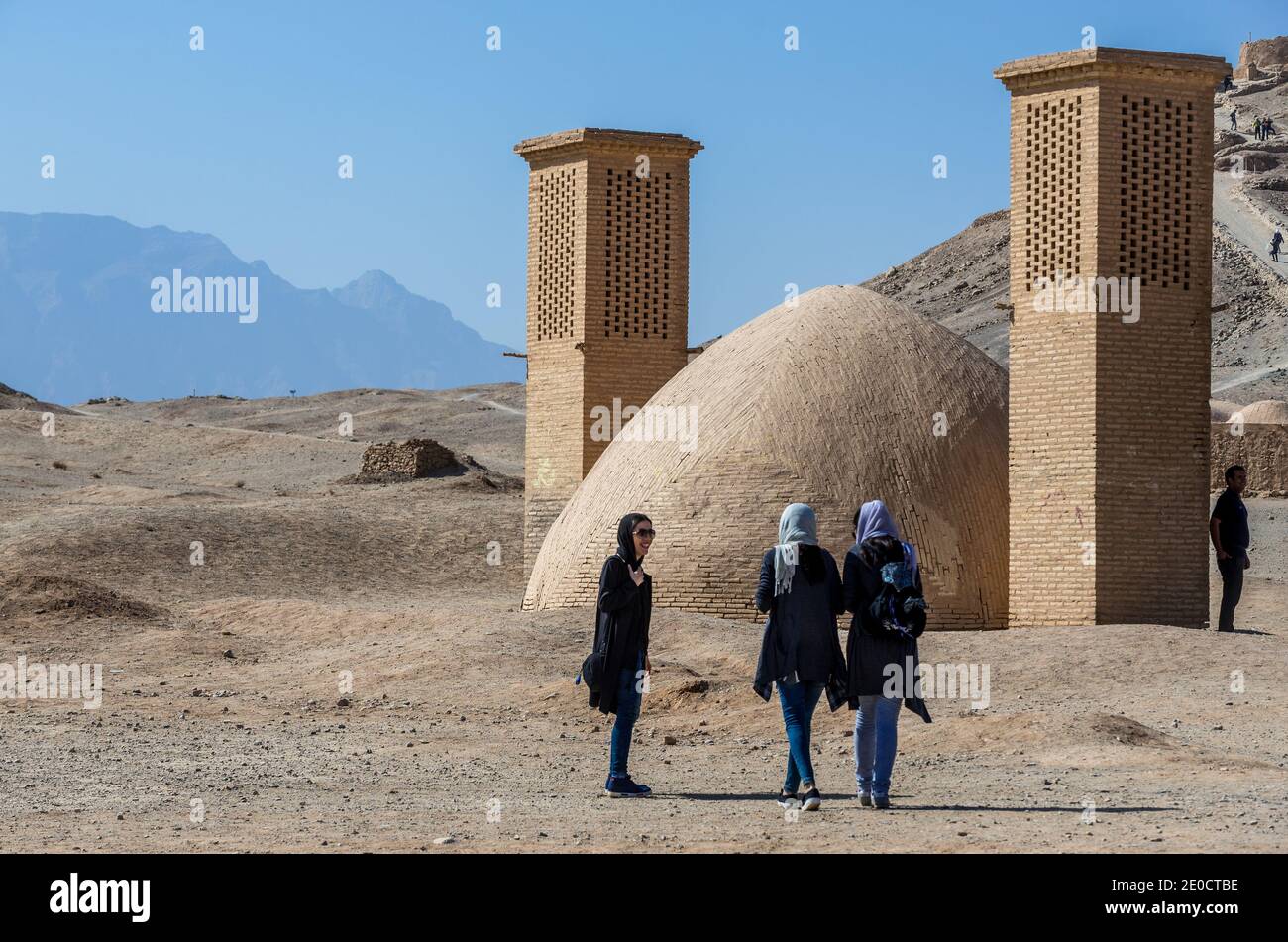 Wasser-Reservoir mit Wind Catcher auf dem Gebiet der zoroastrischen Tower of Silence (gesehen auf Background) in Yazd, Iran Stockfoto