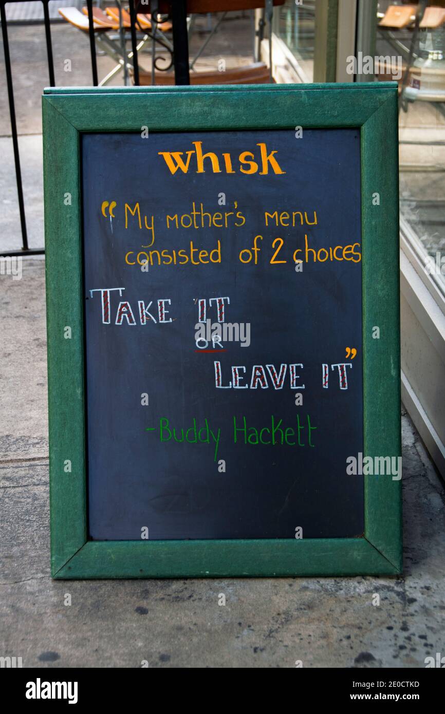Ein lustiges Schild vor dem Whisk Küchenwarenladen in Manhattan, das Buddy Hackett auf der Speisekarte zitiert, die seine Mutter angeboten hat. Am Broadway in NYC. Stockfoto