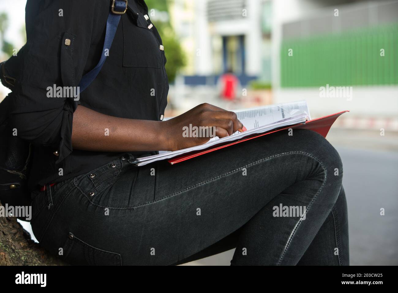Studentin schreiben und arbeiten im Freien im Park einen Text im Notizbuch. Stockfoto