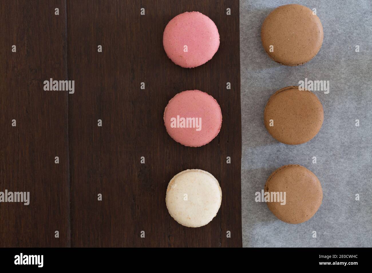 Ein flaches Lay von oben aus runden und bunten Macarons Oder Macarons in einer Bäckerei mit Kopierraum Stockfoto