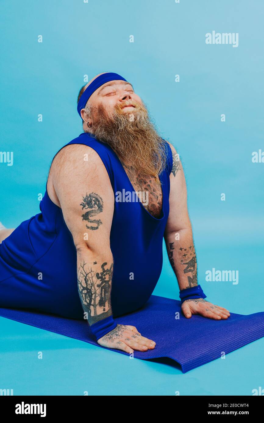 Dicker mann versucht Fotos und Bildmaterial in hoher Auflösung Alamy