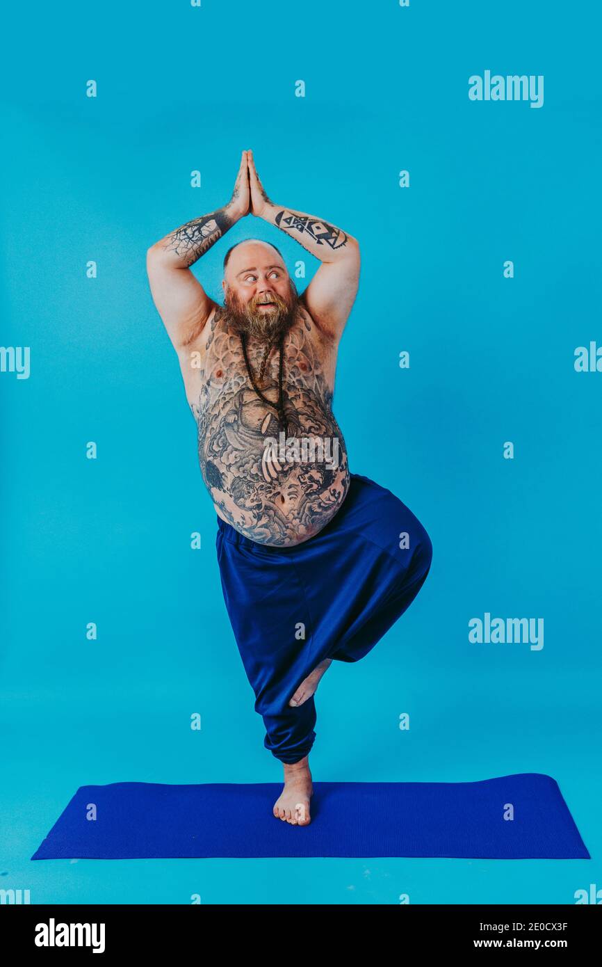 Lustige fette Mann tun Yoga-Meditation, lustig und ironisch Charakter Stockfoto