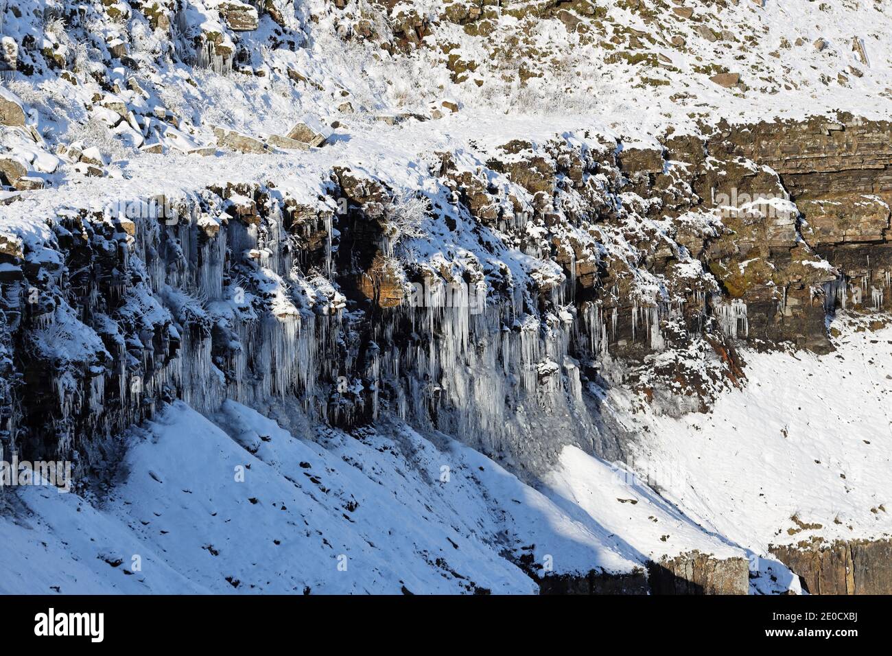 Teesdale, County Durham, Großbritannien. Dezember 2020. Wetter in Großbritannien. Die Landschaft von Upper Teesdale in den North Pennines wurde am letzten Tag des Jahres 2020 zu einem wunderschönen Winterwunderland mit puderblauem Himmel, Eis und Schnee. Kredit: David Forster/Alamy Live Nachrichten Stockfoto