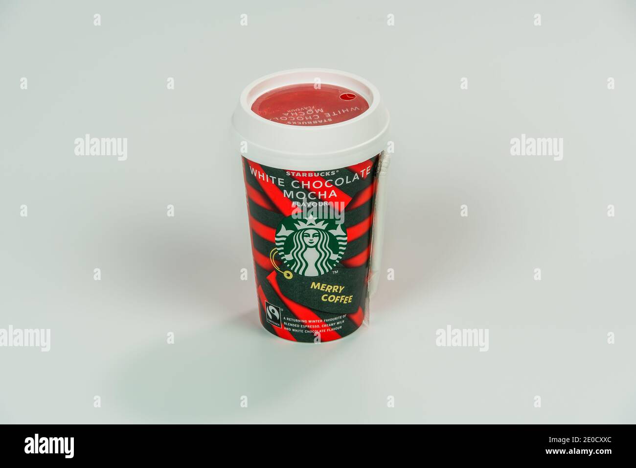 Starbucks Weihnachtskaffee mit weißem Schokoladen-Mokka-Geschmack. Markenbecher für saisonale Getränke mit Firmenlogo auf weißem Hintergrund. Stockfoto