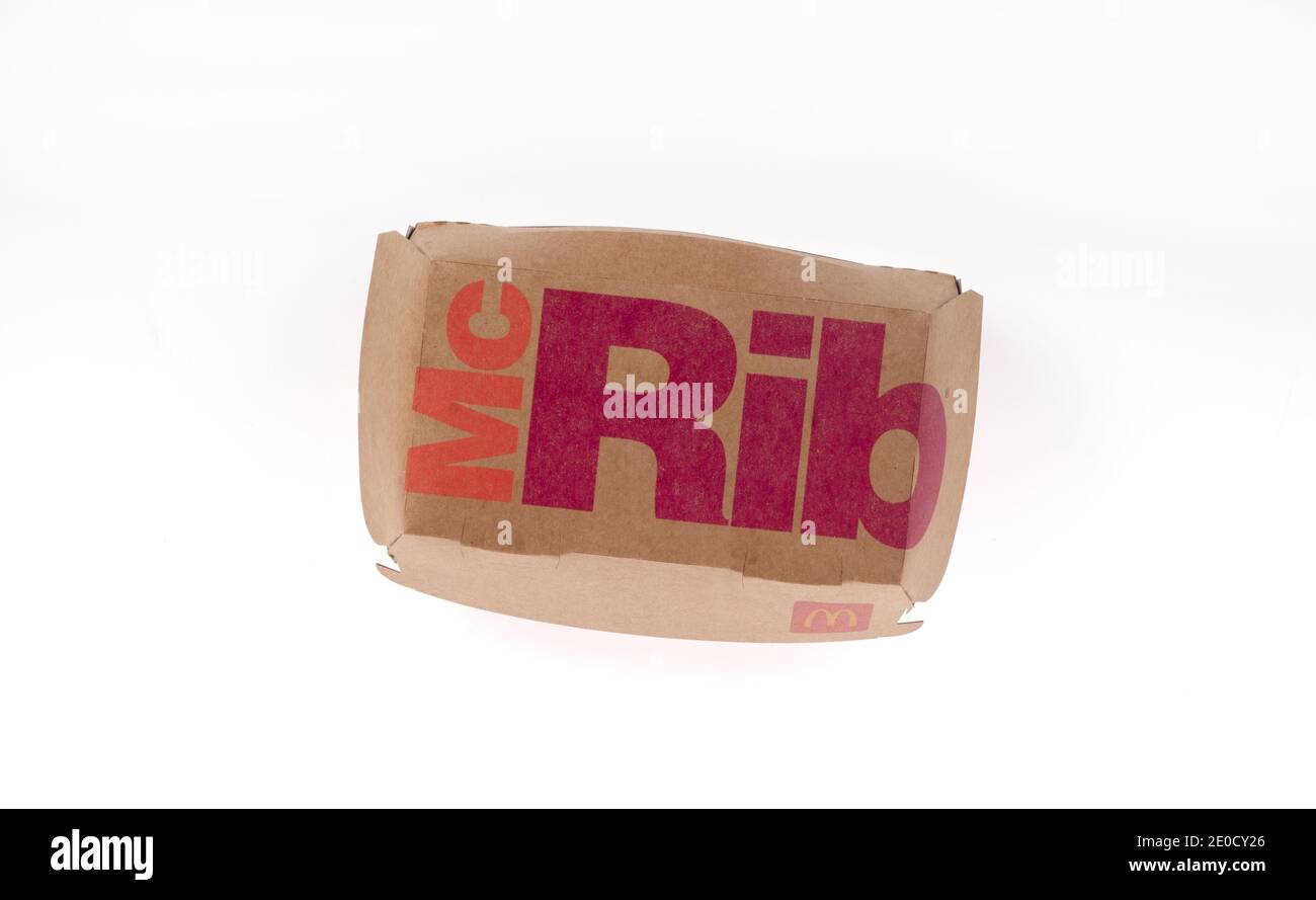 McDonald's McRib Sandwich in Behälter auf weißem Hintergrund Stockfoto