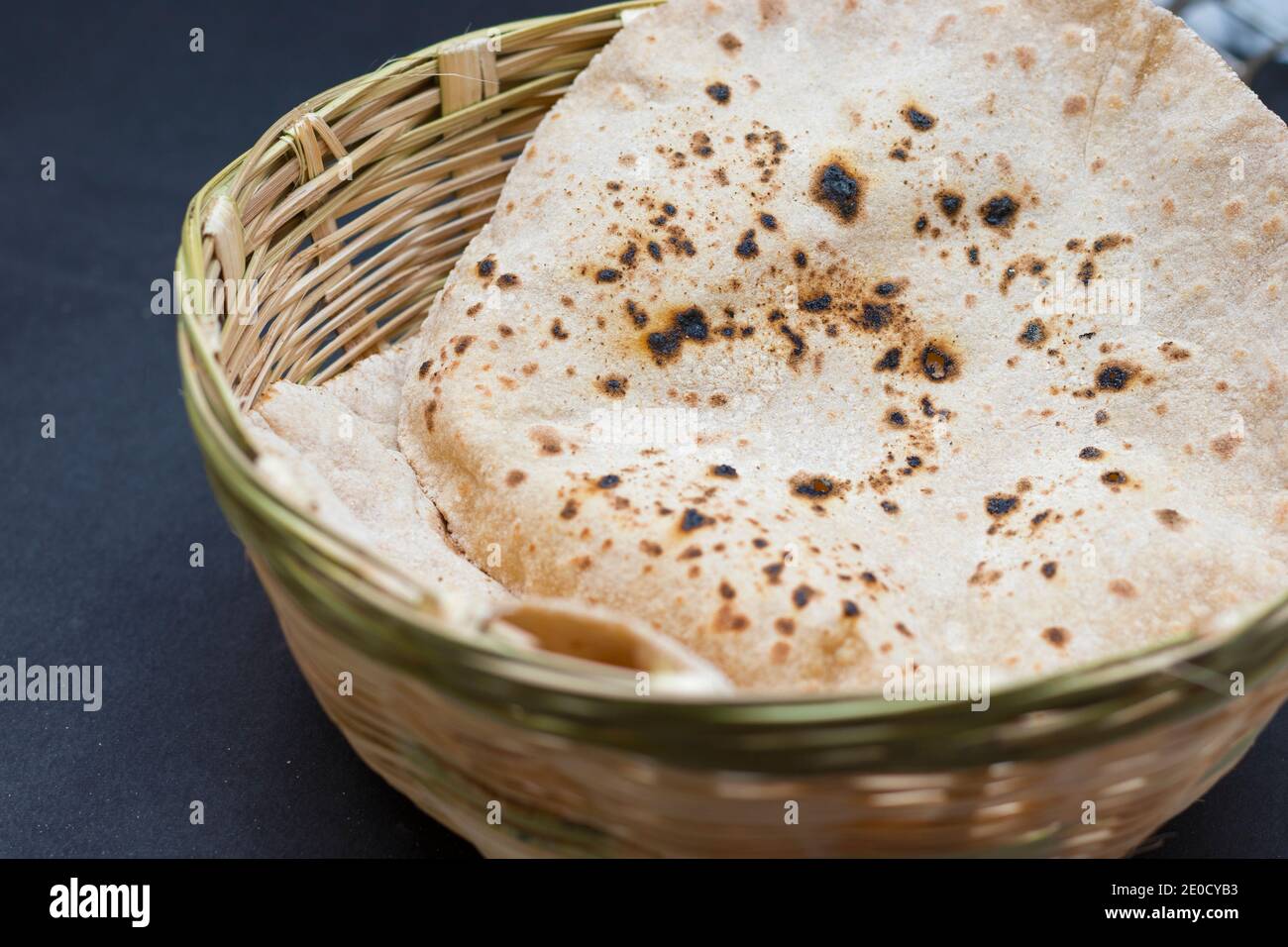 Selektiver Fokus von indischem Brot Roti oder Chapati mit einem handgefertigten Bambuskorb. Stockfoto