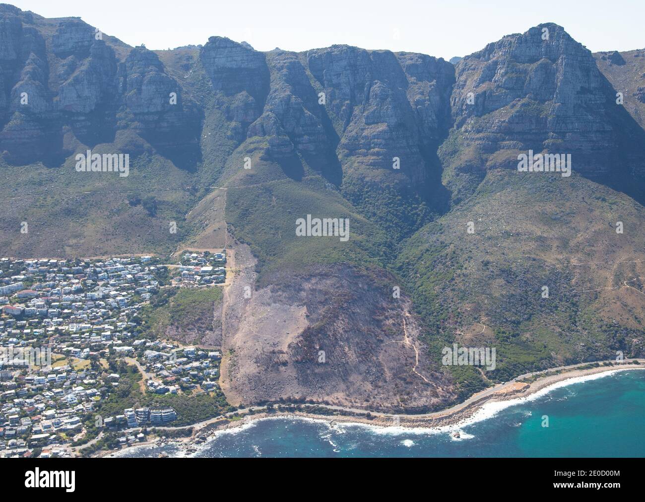 Kapstadt, Westkap, Südafrika - 12.22.2020: Luft-zu-Luft-Foto des Schadens in Camps Bay Stockfoto