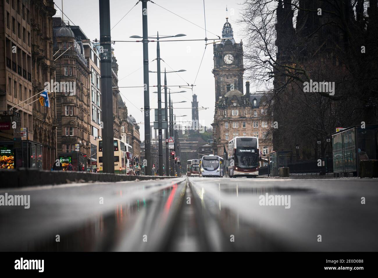 Edinburgh, Schottland, Großbritannien. 31 Dezember 2020. Blick auf die Straßen in Edinburgh während der Covid-19-Sperre auf Ebene 4. Nur wenige Menschen auf den Straßen, da alle Geschäfte und Cafés geschlossen sind. PIC; Princes Street ist normalerweise in Hogmanay beschäftigt, aber heute visuell verlassen. Iain Masterton/Alamy Live News Stockfoto