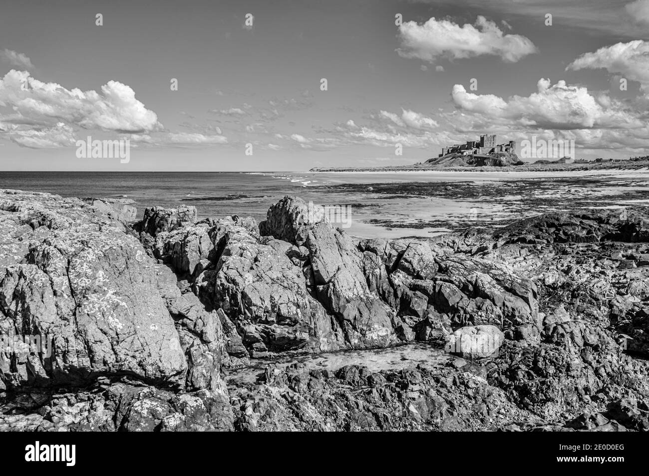 Northumberland. Dies ist die Festung von Bambrugh Castle mit Blick über den Sand der Embleton Bay in Northumberland. Die Burg war die wichtigste Hochburg gegen Überfälle durch die Wikinger im 11. Jahrhundert und ist nach dem Dorf Bambrugh benannt Stockfoto