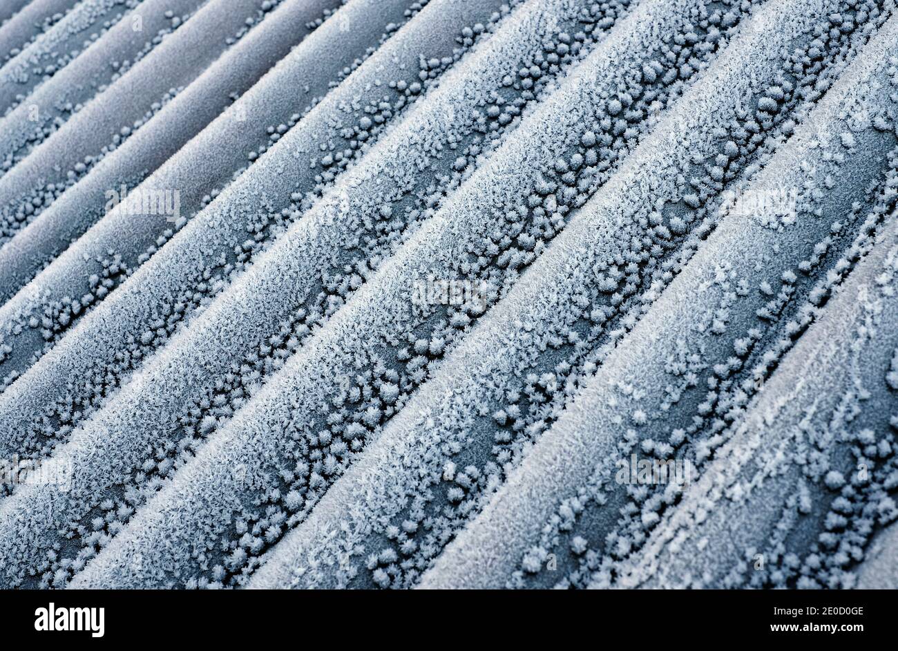 Gefrorenes gefrostet Wellblech Zuteilung Schuppen Dach, norfolk, england Stockfoto