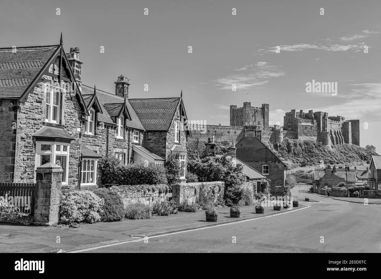 Northumberland. Dies ist die Stadt Bambrigh mit Blick auf die Wälle von Bambrugh Castle, die den Sand von Embleton Bay in Northumberland überblickt. Die Burg war die wichtigste Hochburg gegen Überfälle durch die Wikinger im 11. Jahrhundert und ist nach dem Dorf Bambrugh benannt Stockfoto