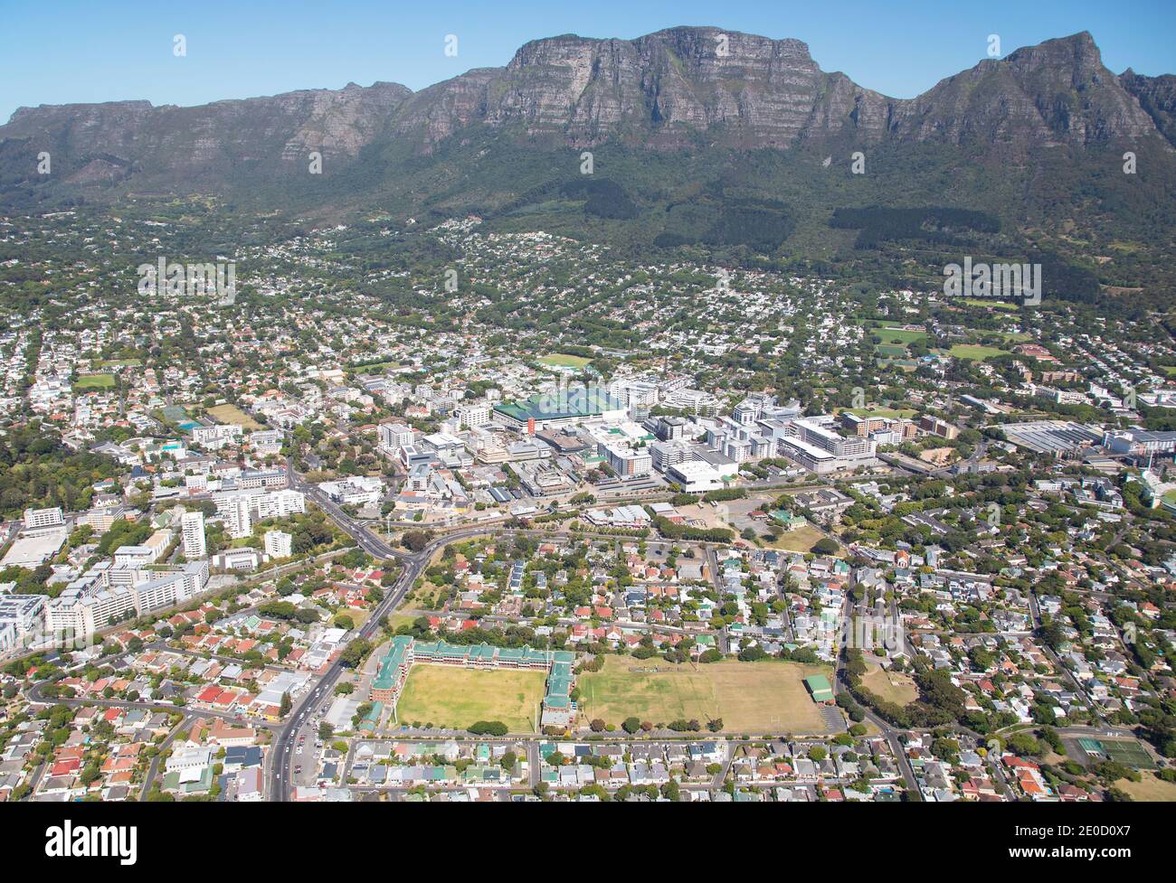 Kapstadt, Westkap, Südafrika - 12.22.2020: Luftaufnahme des Villagers Club mit Cavendish und Tafelberg im Hintergrund Stockfoto