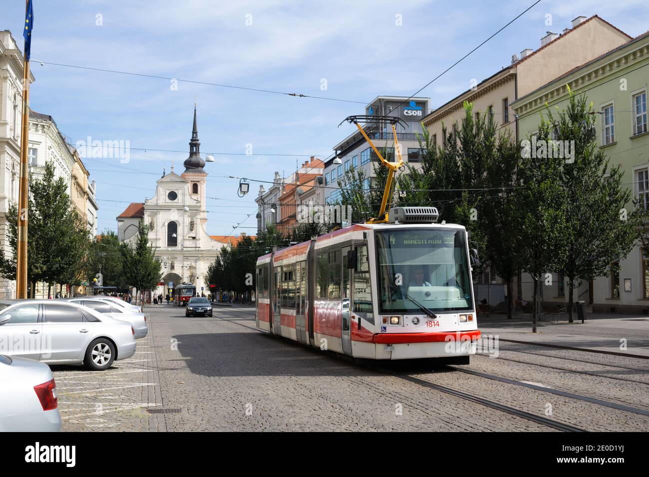 Brno, Tschechische Republik / Tschechien - 19. September 2020: Skoda 03T - Straßenbahn, Straßenbahn und Trolleywagen auf der Straße. Öffentliche Verkehrsmittel in der Stadt und Schlepptau Stockfoto