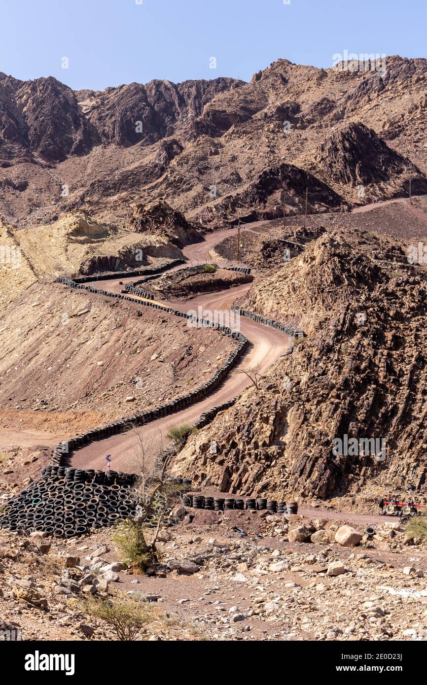 Hatta Wadi Hub Mountain Carting Downhill Trail mit Autoreifen Barriere, Hajar Mountains, Vereinigte Arabische Emirate. Stockfoto