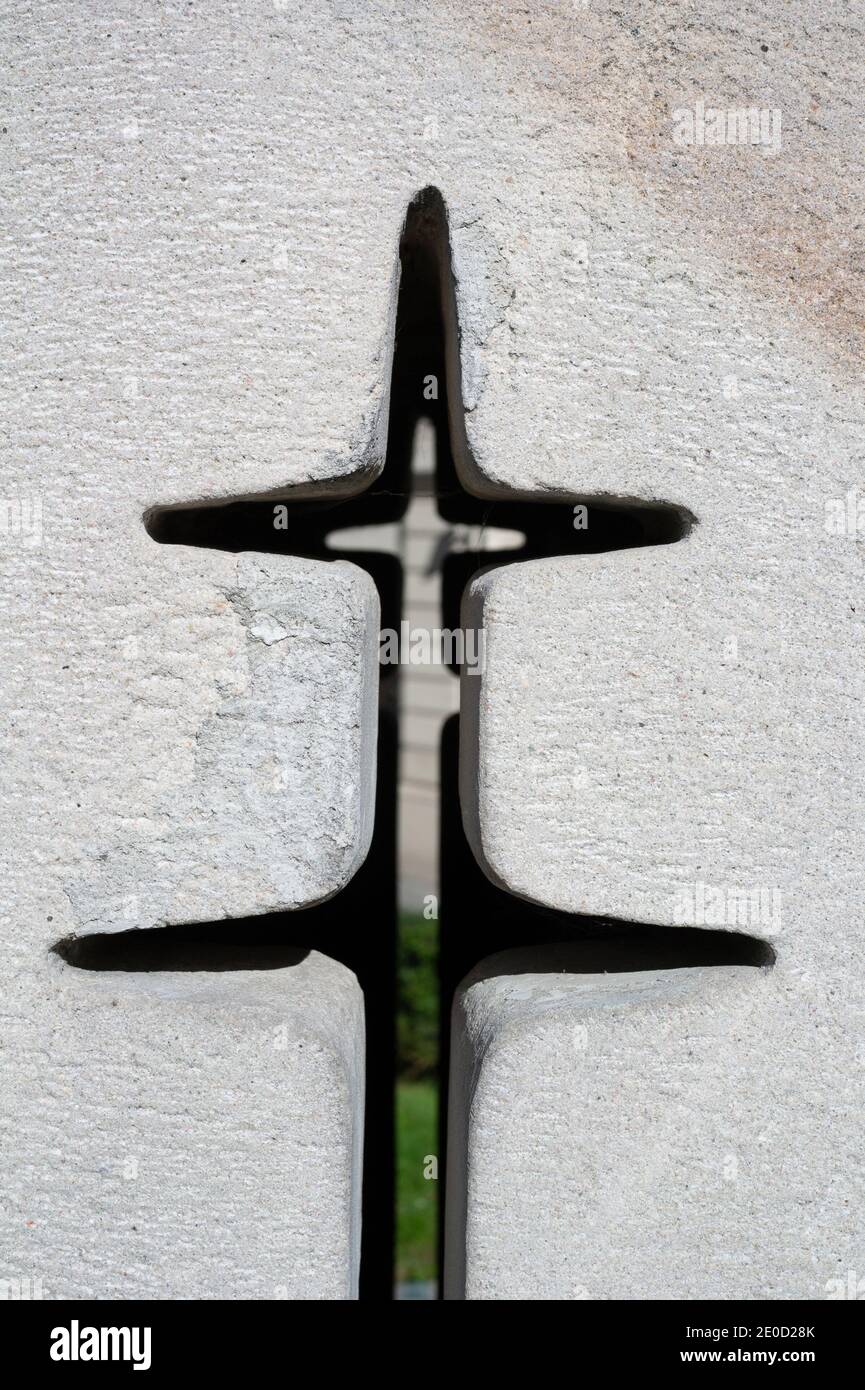 Kreuz auf weißer Wand - Loch, Öffnung, Zwischenwende und Schlitz als religiöses Symbol des christentums und der christlichen Religion. Stockfoto