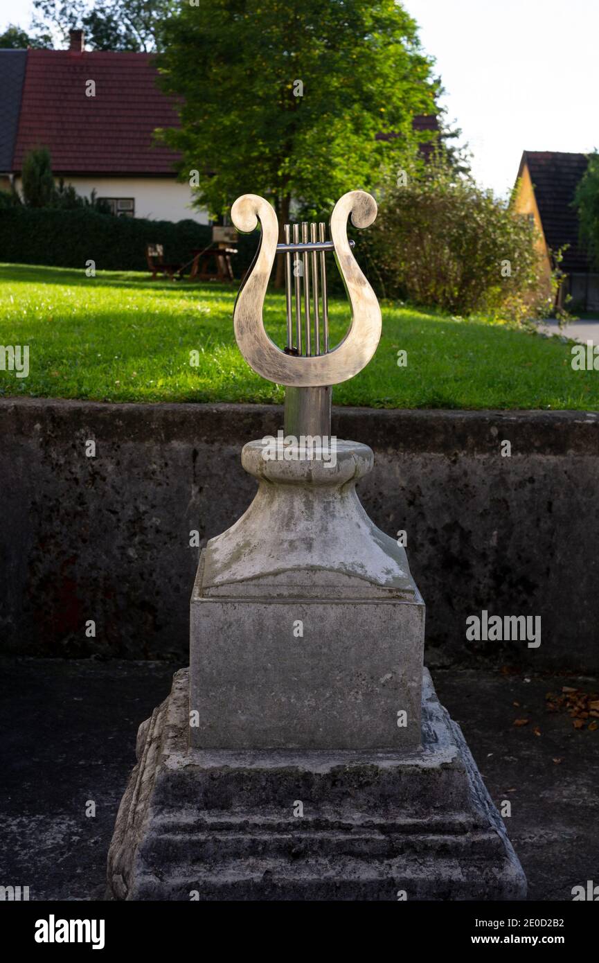 Hukvaldy, Tschechische Republik / Tschechien - Brunnen mit dekorierten Ornamenten. Detail von Wahrzeichen und Denkmal. Stockfoto