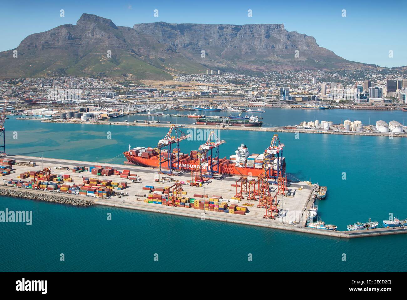 Kapstadt, Westkap, Südafrika - 12.22.2020: Luftaufnahme eines Containerschiffes am Containerterminal mit Tafelberg im Hintergrund Stockfoto