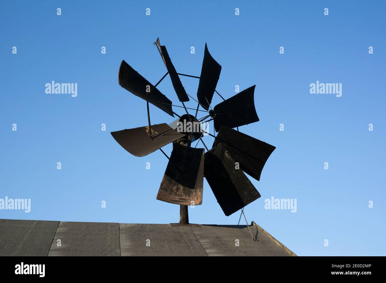 Alte verlassene Windmühle - Detail von Propellor und Segel. Gerät, Ausrüstung, Mechanik und Technik zur Erzeugung erneuerbarer Energie aus Windenergie. Details Stockfoto