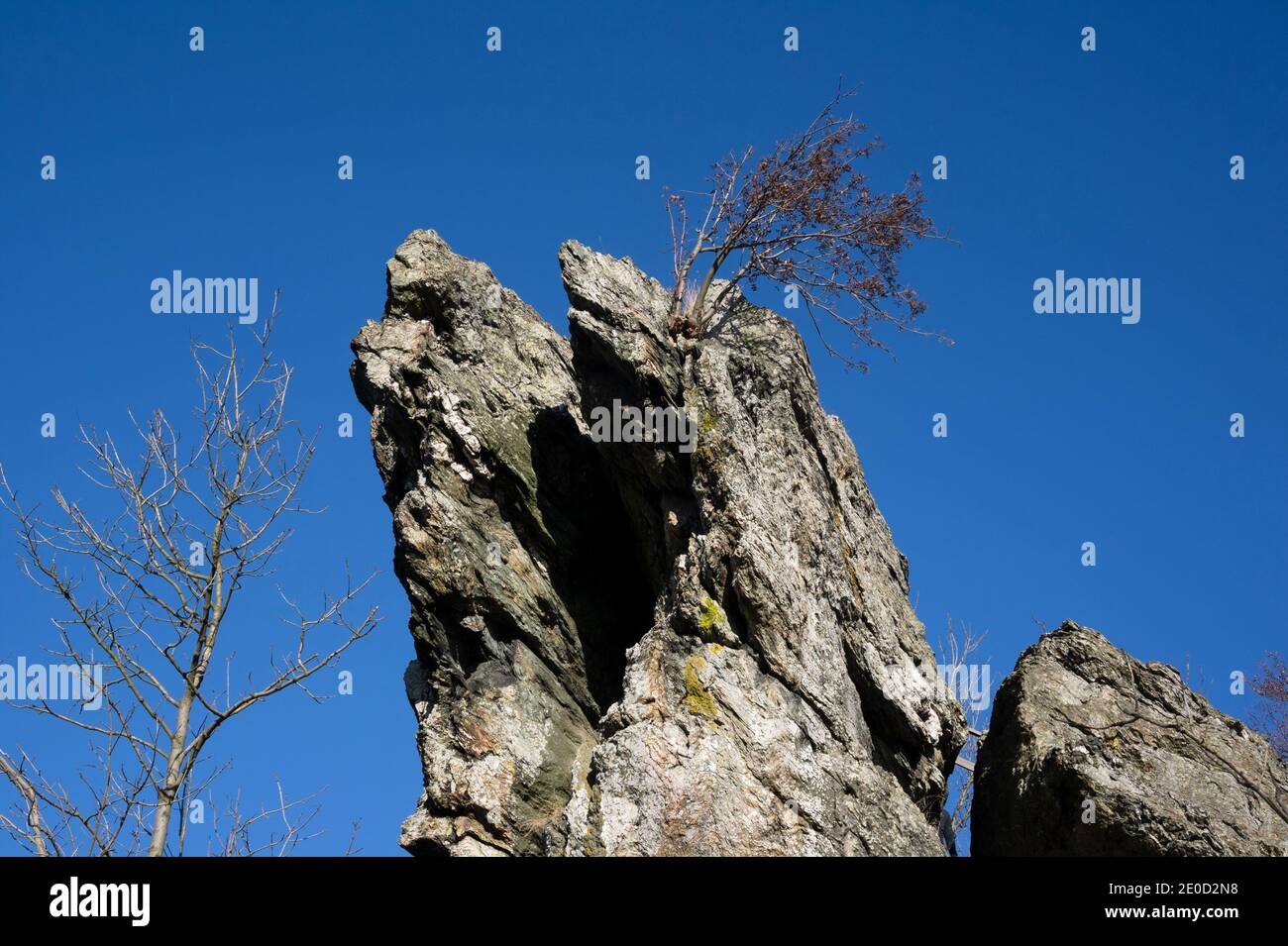 Velky Rabstejn, Tschechische Republik / Tschechien - Detail aus Fels und Stein. Zerklüftete Klippe in der Natur. Blauer Himmel im Herbst. Stockfoto