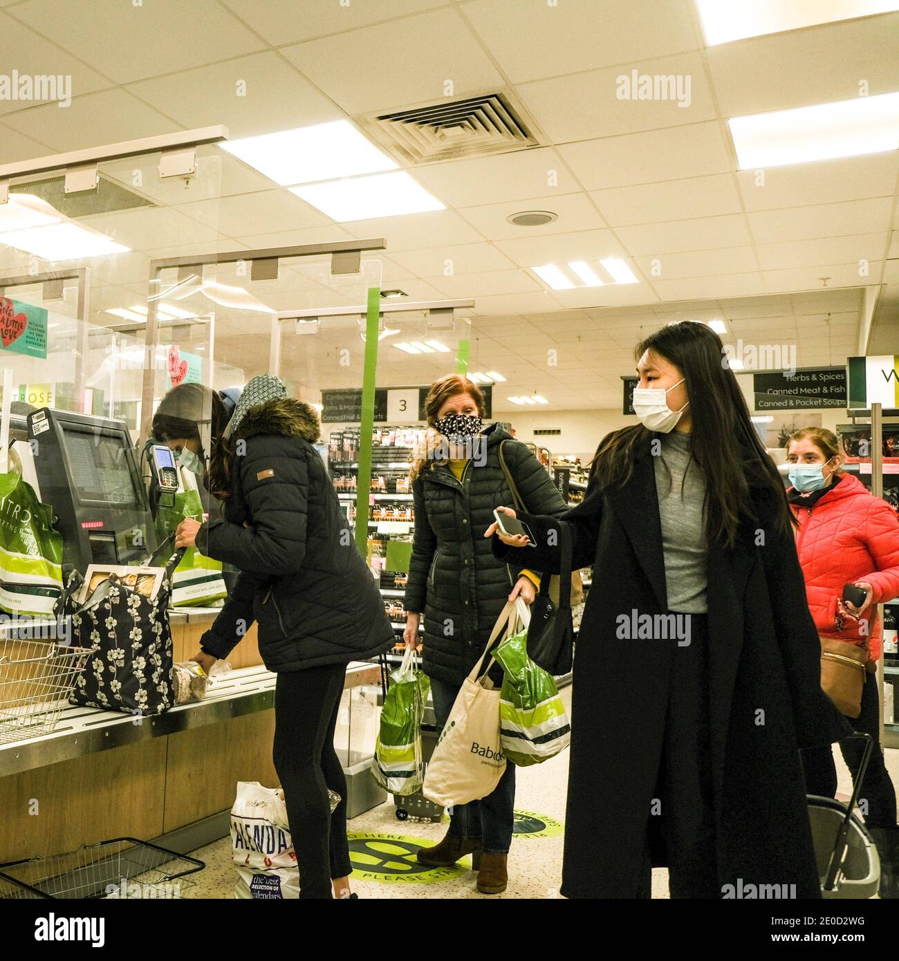 London UK, Dezember 31 2020, Shopper mit Automated Self Service Payment Kassen in Waitrose Supermarket für EINEN schnellen Check-out Stockfoto