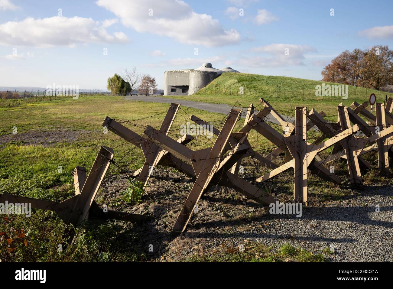 Darkovicky, Tschechische Republik - tschechischer Igel als Schleier. Festung und Festung aus Beton im Hintergrund. Defensives Gebäude aus der Welt wa Stockfoto