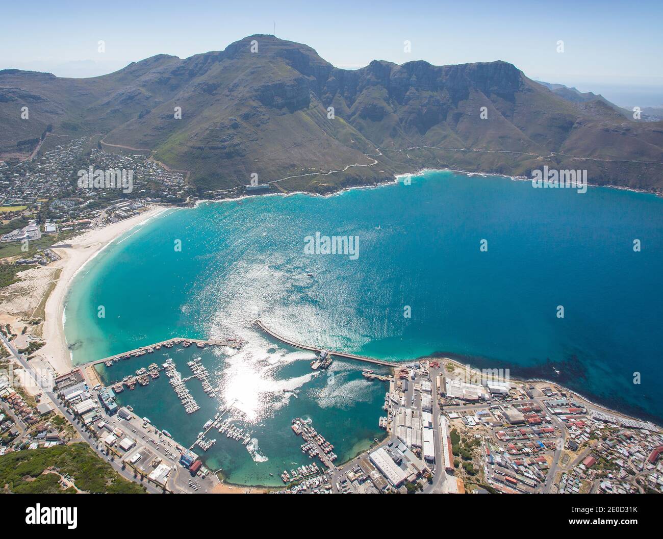 Kapstadt, Westkap, Südafrika - 12.22.2020: Luftaufnahme eines Hout Bay Hafens mit Chapmans Peak im Hintergrund Stockfoto