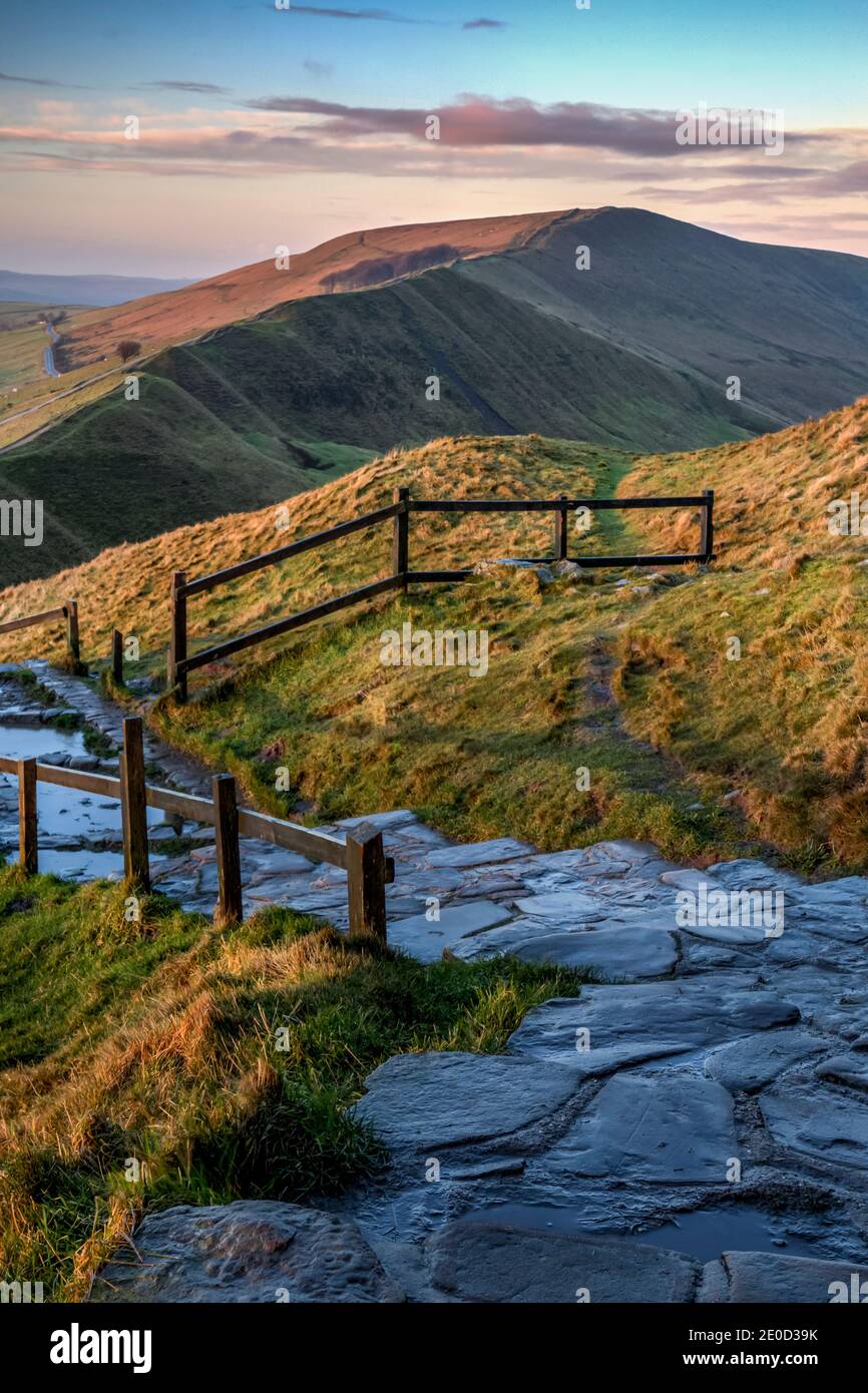 Steinpfad und Stufen, die zum Gipfel des Mam Tor führen, mit Blick auf Rushup Edge, Peak District National Park, Derbyshire, England Stockfoto