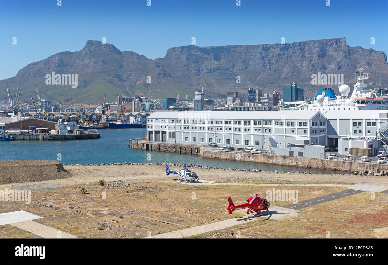 Kapstadt, Westkap, Südafrika - 12.22.2020: Luftaufnahme von V&A Waterfront Hubschrauberlandepipads mit Tafelberg im Hintergrund Stockfoto