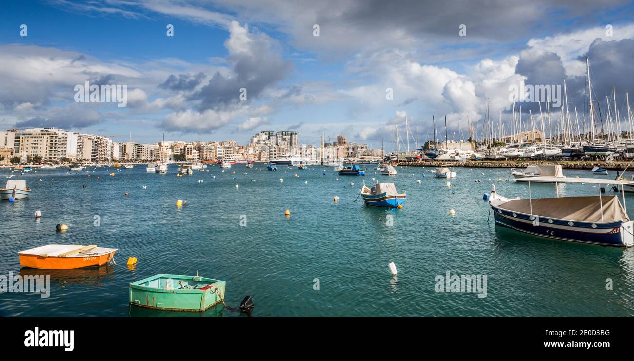 Segelboote liegen im Hafen von Sliema vor dem malerischen Hintergrund von Valletta, Malta Stockfoto