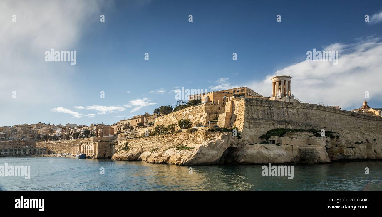 Die große Belagerungsglocke Denkmal der St. Christopher Bastion, Grand Harbour Waterside, Valletta. Stockfoto