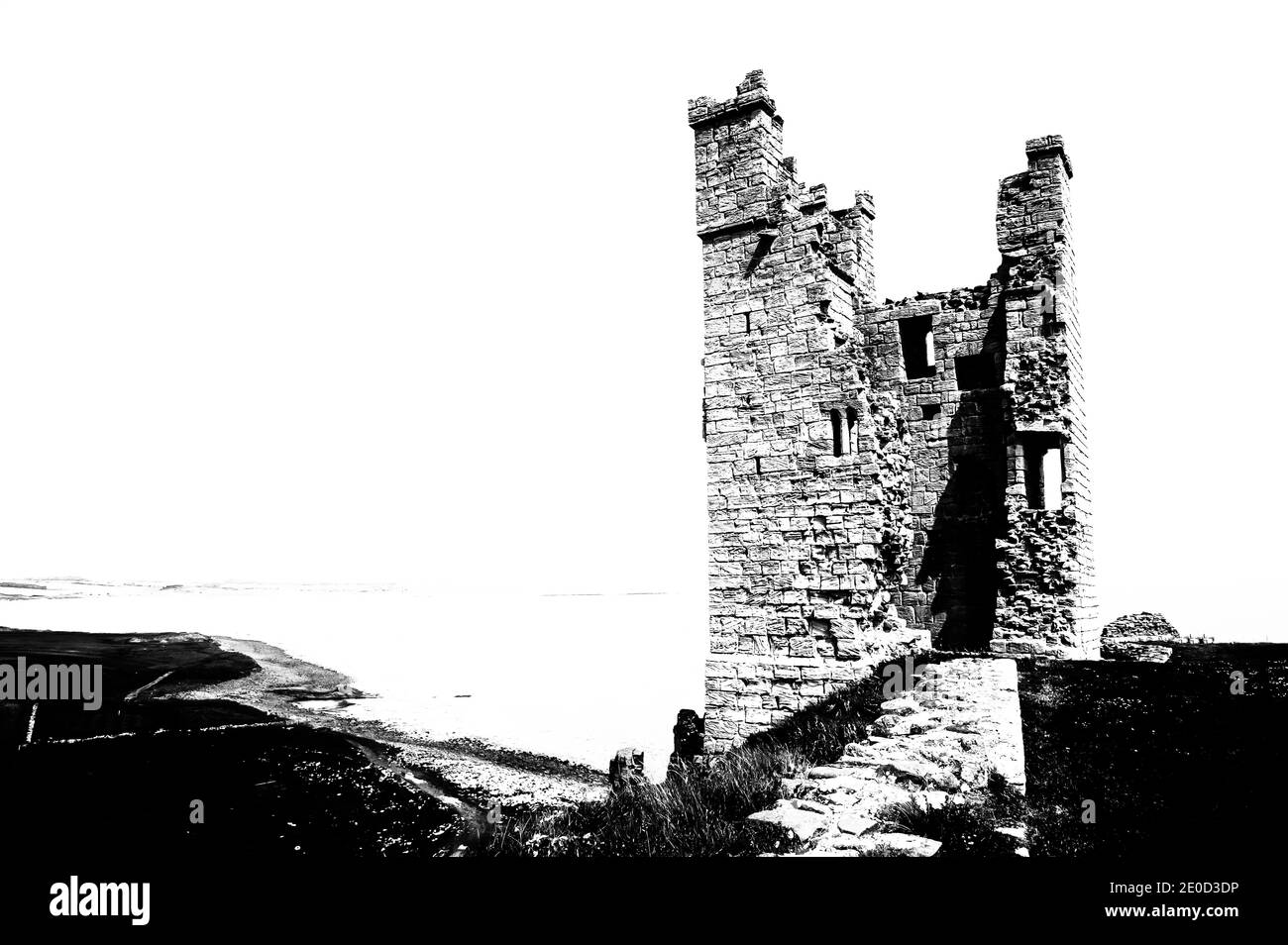 Northumberland. Dies sind die Ruinen von Dunstanburgh Castle, die den Sand der Embleton Bay in Northumberland im Nordosten Englands überblicken. Die Burg wurde nach dem Schutzpatron des blinden Heiligen Dunstan benannt Stockfoto