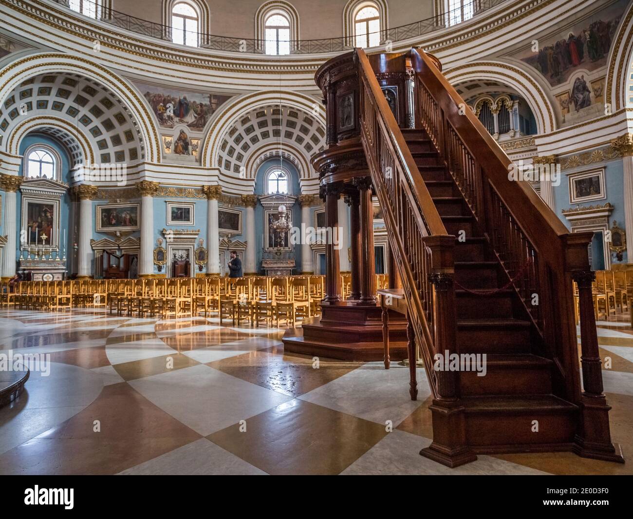 Kunstvoll geschnitzte hölzerne Kanzel und Stufen, Innenraum des Mosta Dome, oder Rotunde von Santa Marija Assunta, Mosta, Malta, Europa Stockfoto