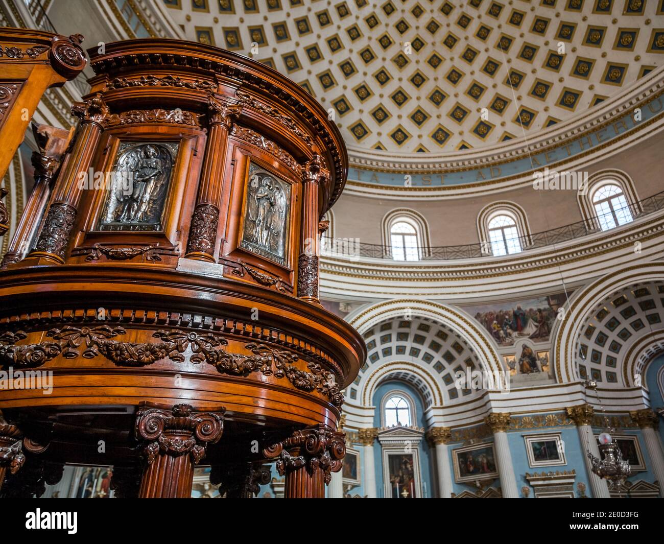 Kunstvoll geschnitzte hölzerne Kanzel und Stufen, Innenraum des Mosta Dome, oder Rotunde von Santa Marija Assunta, Mosta, Malta, Europa Stockfoto