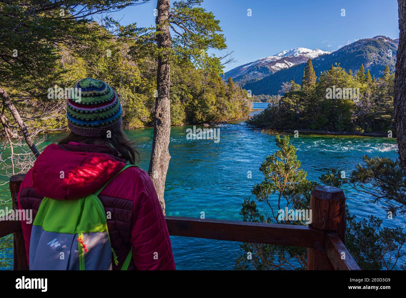 Rückansicht einer Frau beim Wandern im Wald gegen See und schneebedeckte Berge im Los Alerces Nationalpark, Patagonien, Argentinien Stockfoto