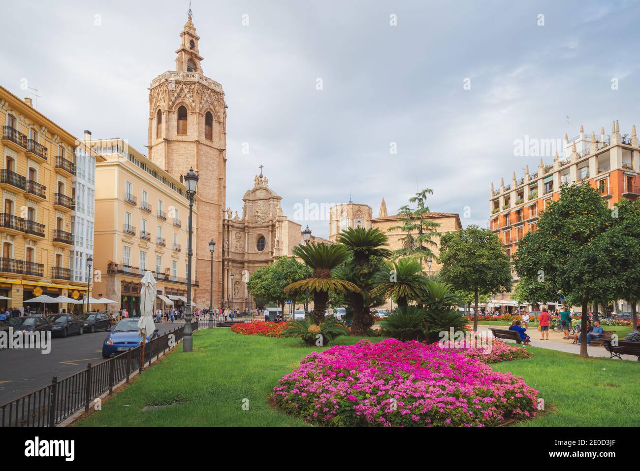 Valencia, Spanien - April 16 2015: Touristen genießen einen sonnigen Tag auf der Plaza de la Virgen, dem historischen Hauptplatz von Valencia, Spanien Stockfoto