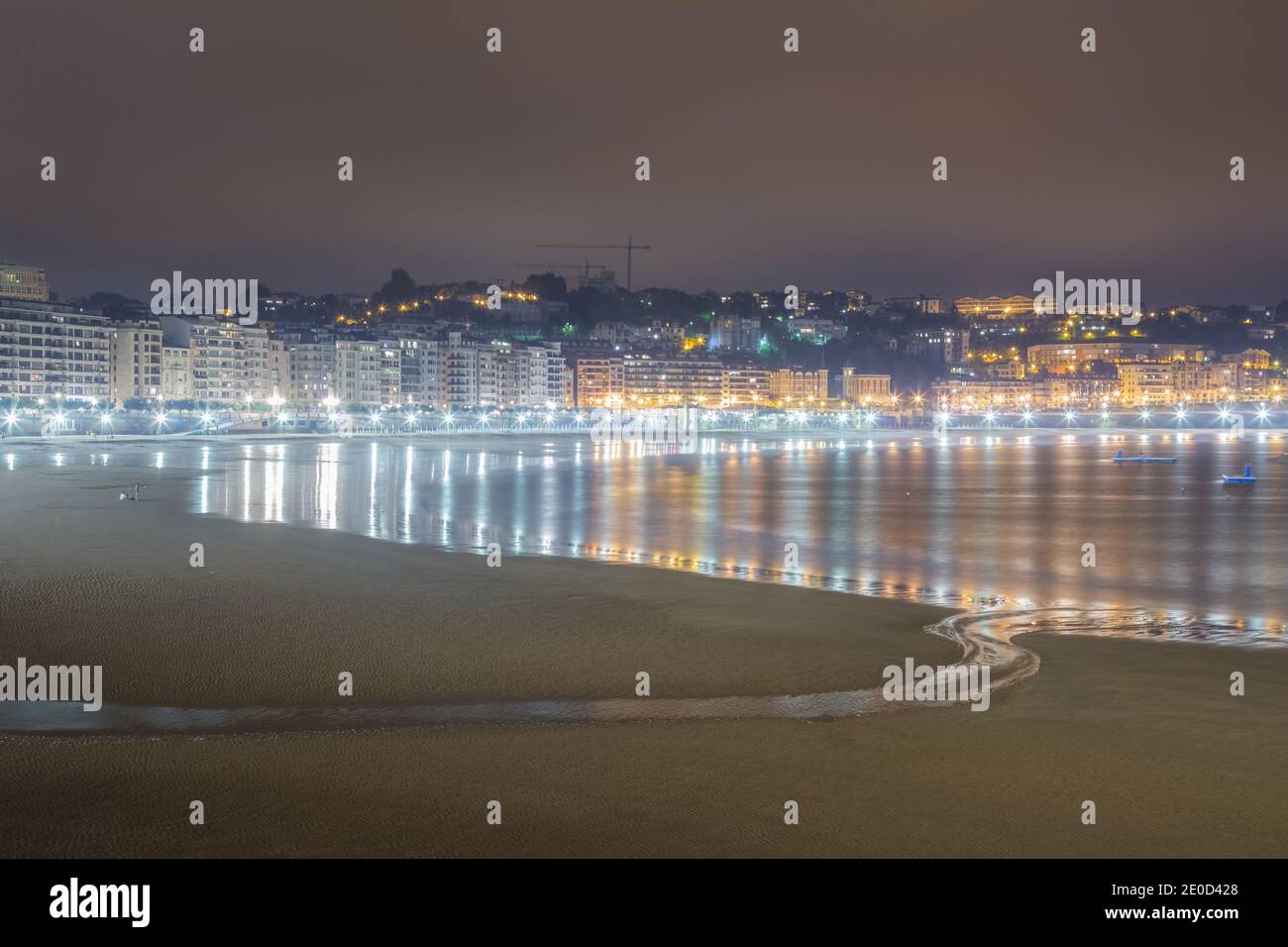 Abendflut am Strand La Concha in San Sebastian, Baskische Autonome Gemeinschaft in Spanien Stockfoto