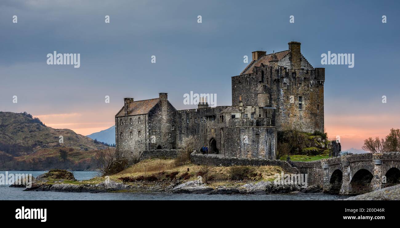 Dämmerung über Eilean Donan Castle am Loch Duich, Dornie, westliche Highlands von Schottland, Großbritannien Stockfoto