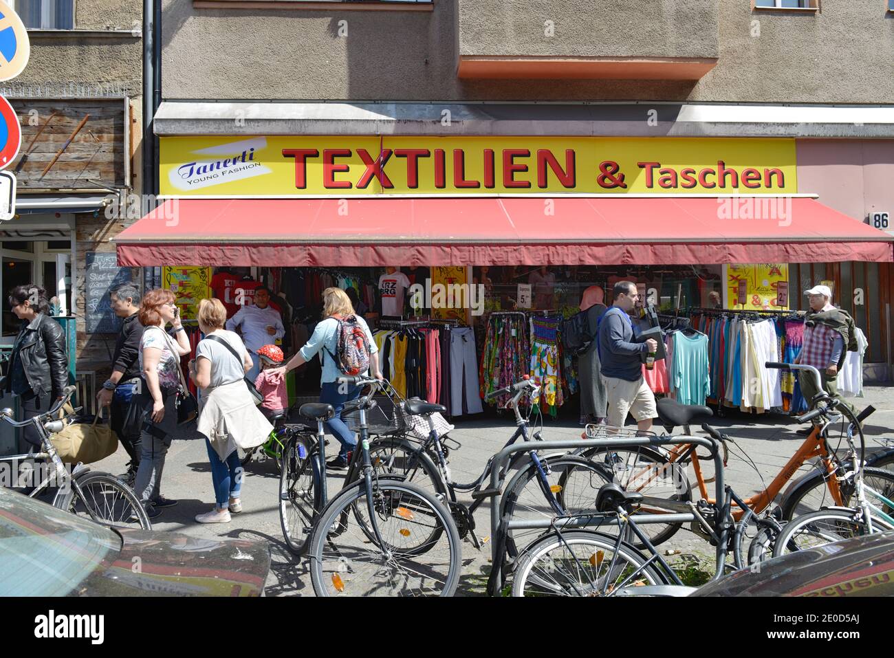 Textilien und Taschen Kottbusser Damm, Neukölln, Berlin, Deutschland Stockfoto