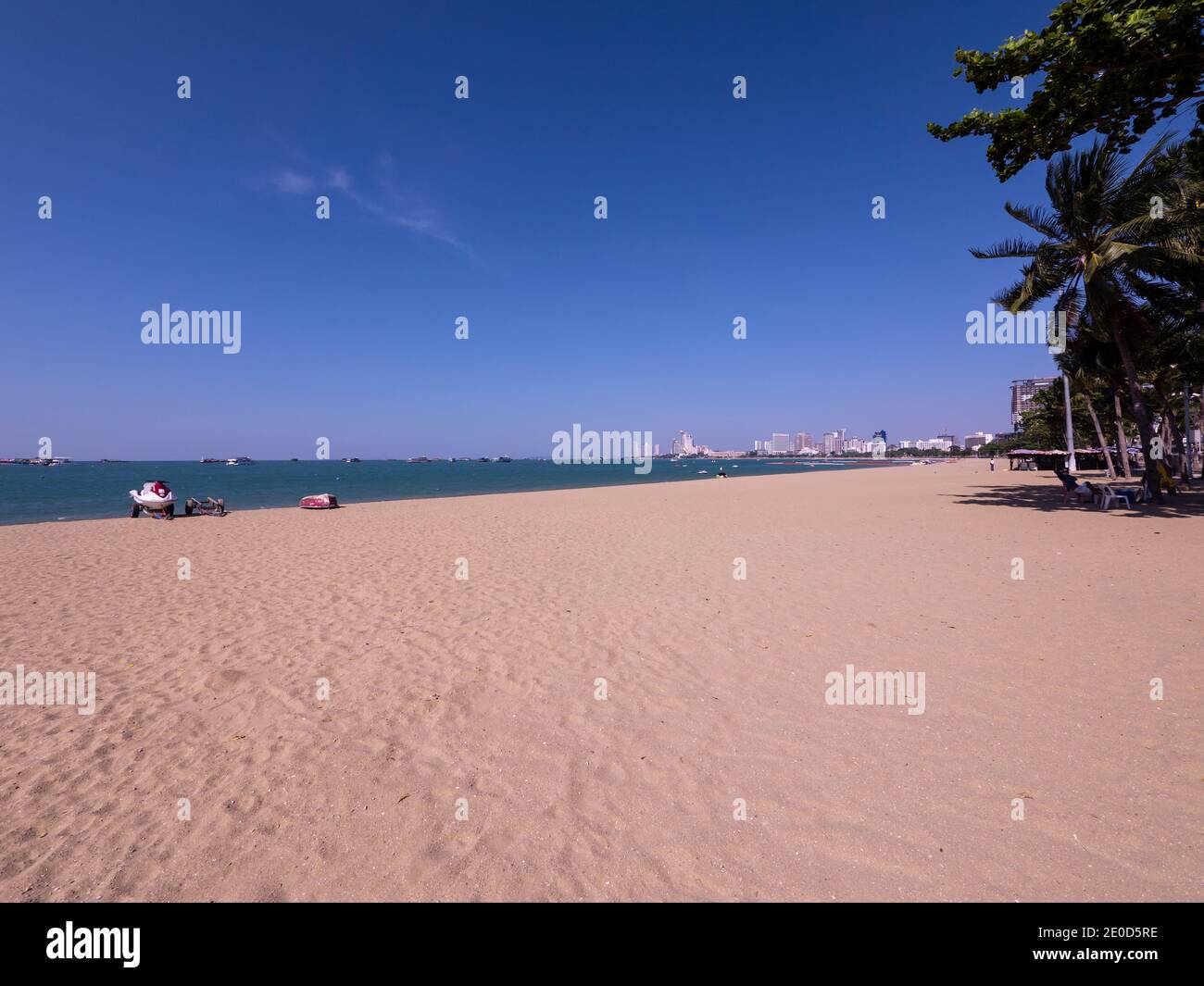 Pattaya, Thailand - 31. Dezember 2020: Die Covid-19-Pandemie hat schlimme Folgen für die Urlaubsstadt Pattaya in Thailand. Sogar die normalerweise Krähe Stockfoto