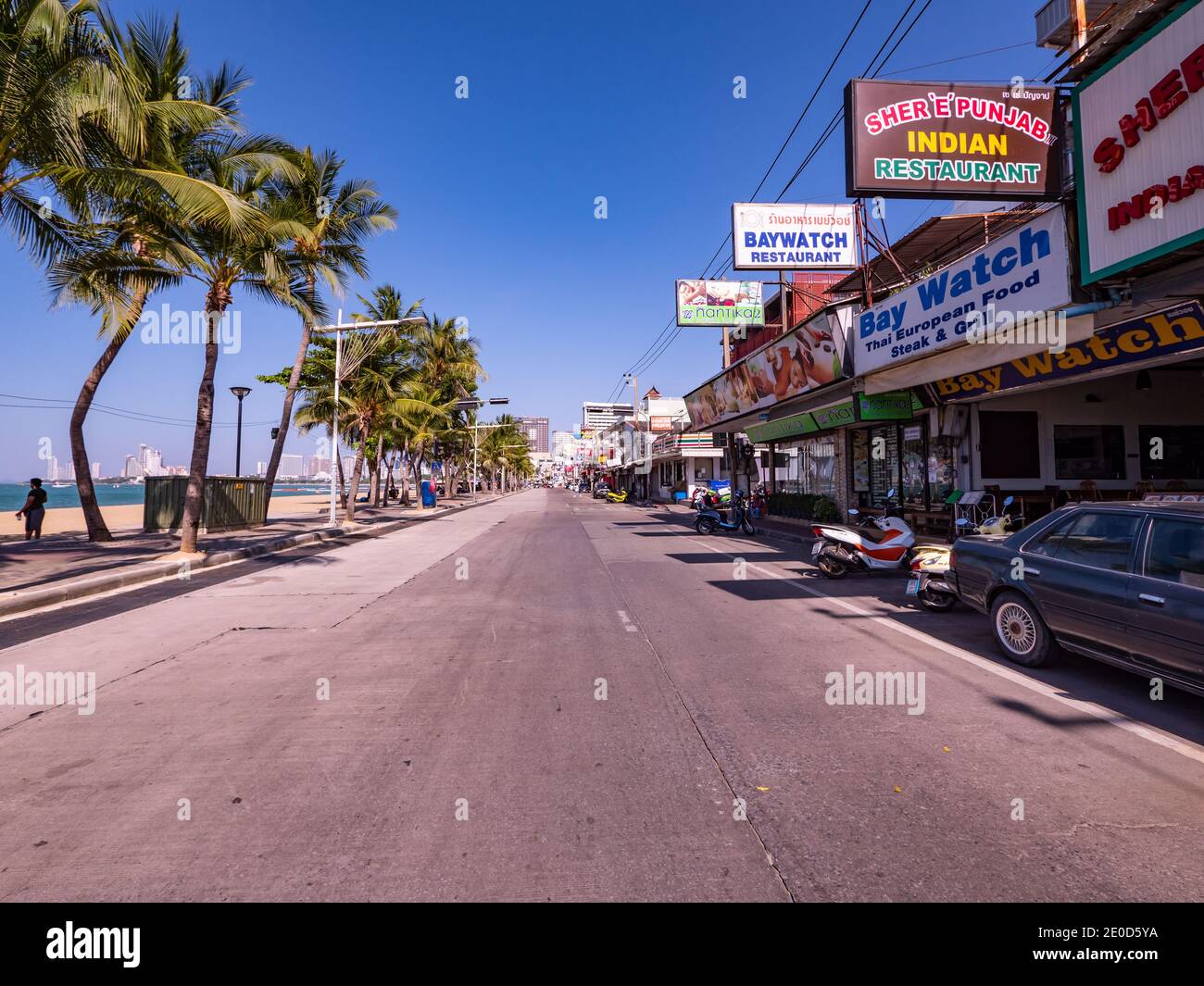 Pattaya, Thailand - 31. Dezember 2020: Die Covid-19-Pandemie hat schlimme Folgen für die Urlaubsstadt Pattaya in Thailand. Sogar die normalerweise Krähe Stockfoto