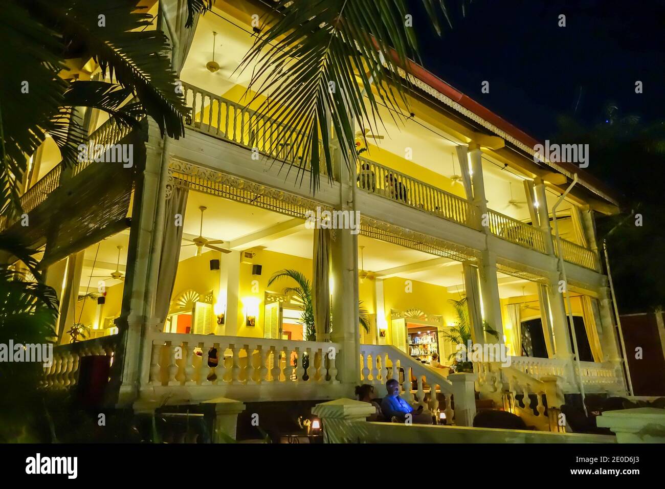 Blick auf die Anlage bei Nacht des Luxushotels La Veranda Resort, Phu Quoc, Vietnam, Asien Stockfoto