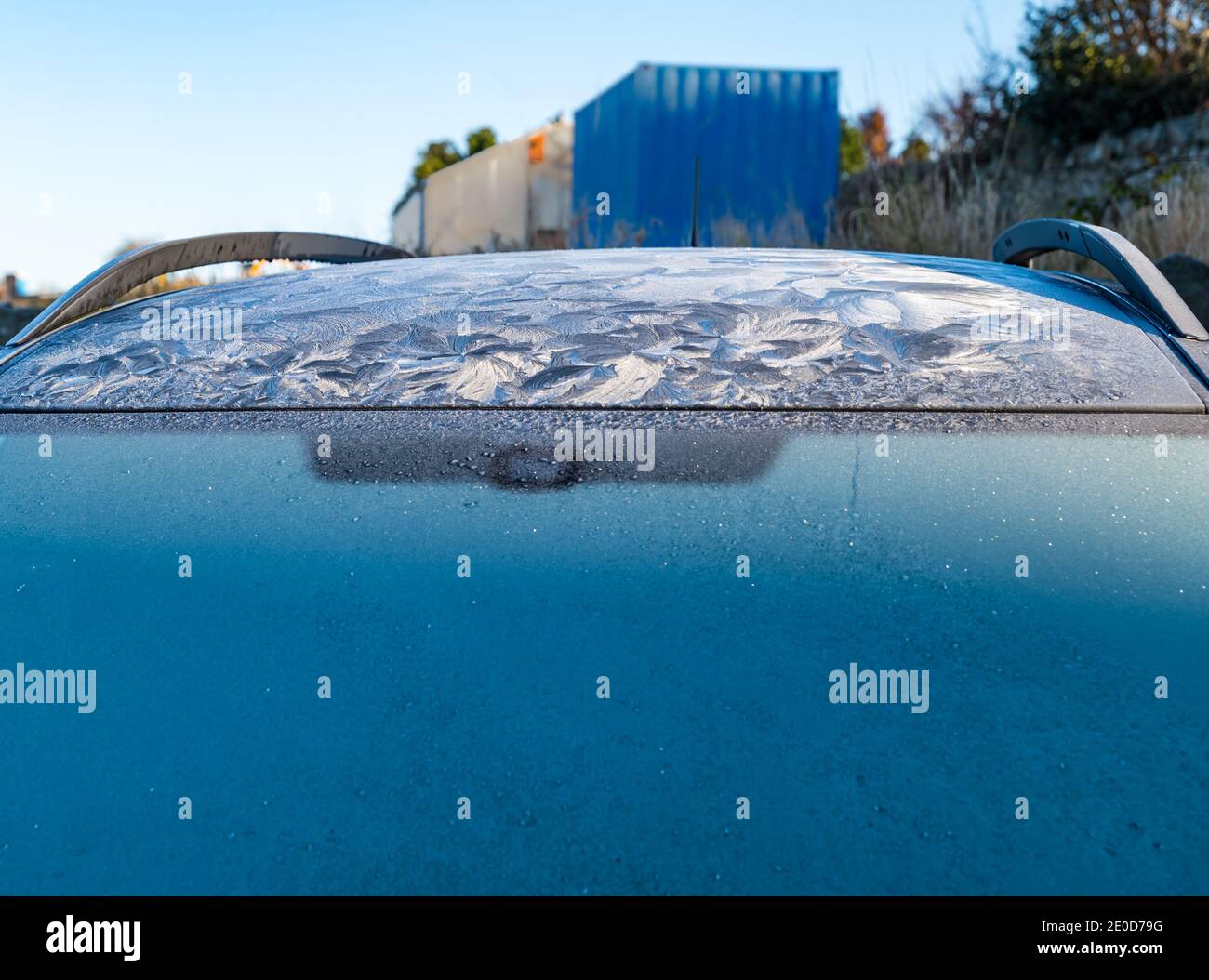 Autoscheibe mit Eis und wirbeligen Eismustern auf dem Autodach in Winter Sunshine, Schottland, Großbritannien Stockfoto