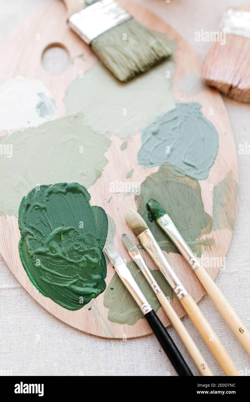 Von oben der Farbpalette mit Pastellpigmenten aufgesetzt Tisch mit Bürsten im Kunststudio Stockfoto