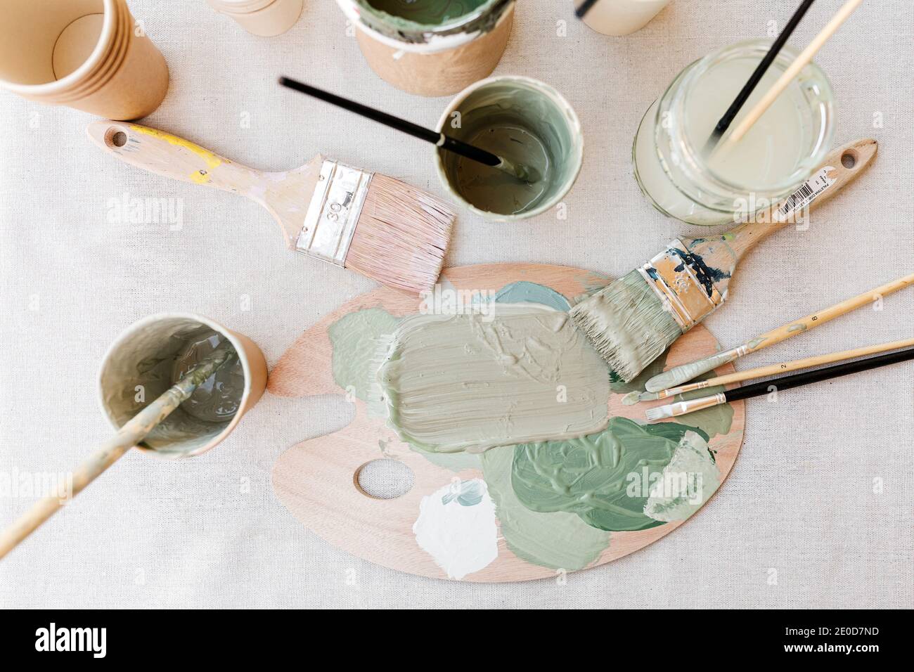 Von oben der Farbpalette mit Pastellpigmenten aufgesetzt Tisch mit Bürsten im Kunststudio Stockfoto