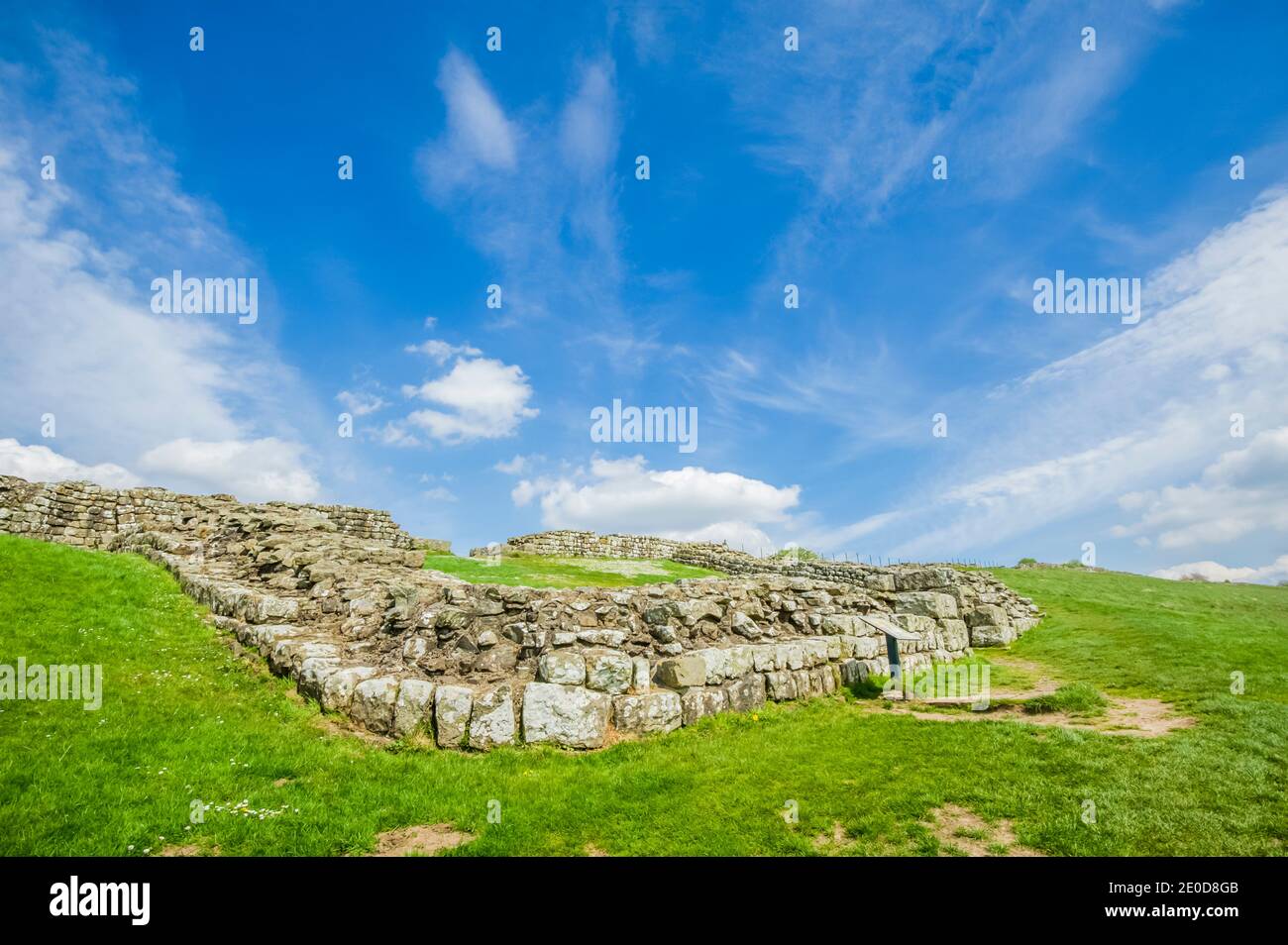 Dies ist die Ruinen des Cawfields Mile Castle Tower an der Hadrians Wall in Northumberland, erbaut während der römischen Besetzung Englands in 20-50AD und benannt nach dem römischen Kaiser Hadrian. Die Mauer erstreckt sich von Carlisle im Westen bis newcastle im Osten. Ursprünglich als Verteidigungsanlage gegen die Kelten im Norden gebaut, erlaubte die Mauer einen friedlichen Handel zwischen den lokalen Bevölkerungen. Stockfoto