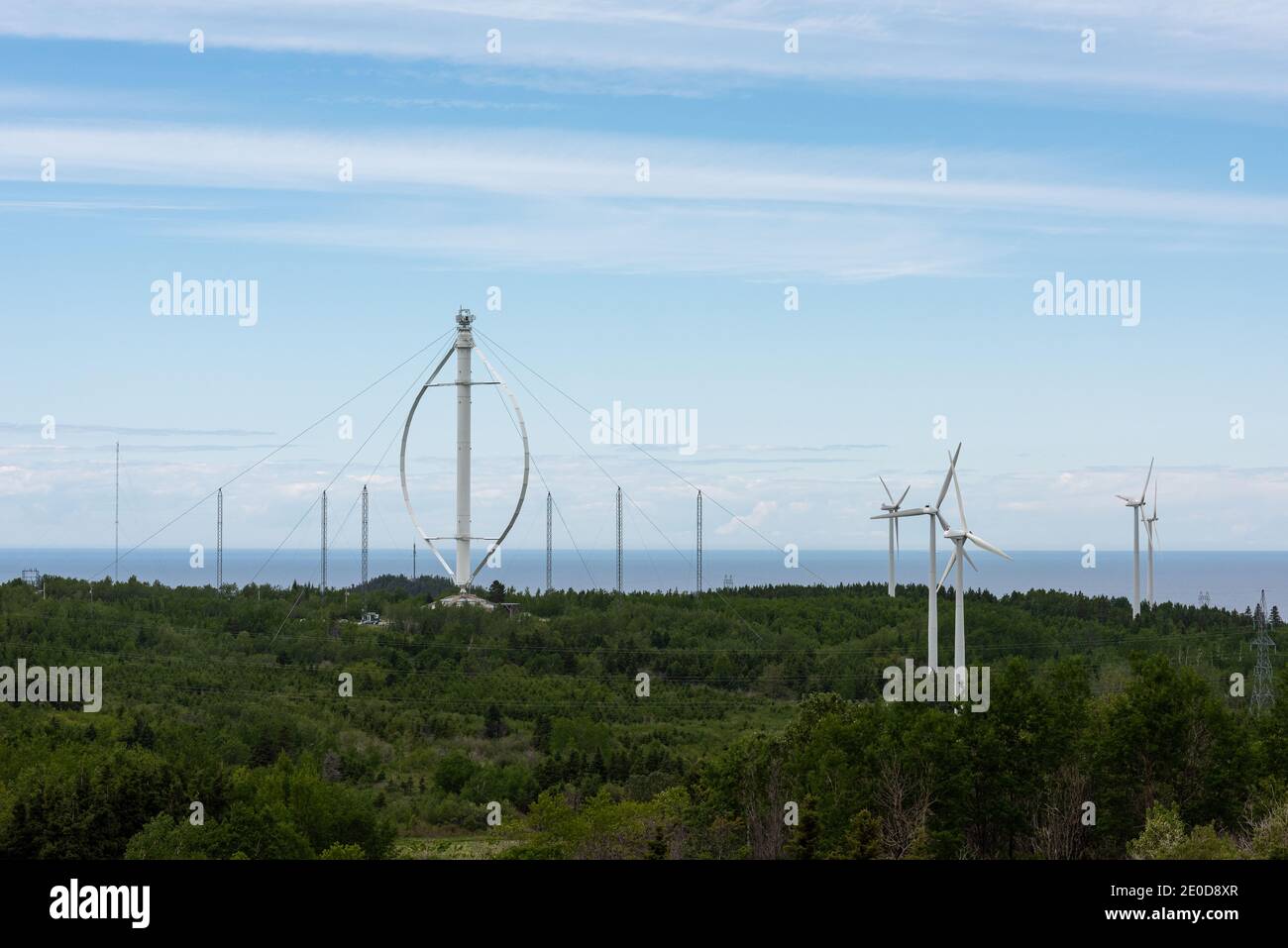 Windturbinenpark mit vertikaler Achse Stockfoto