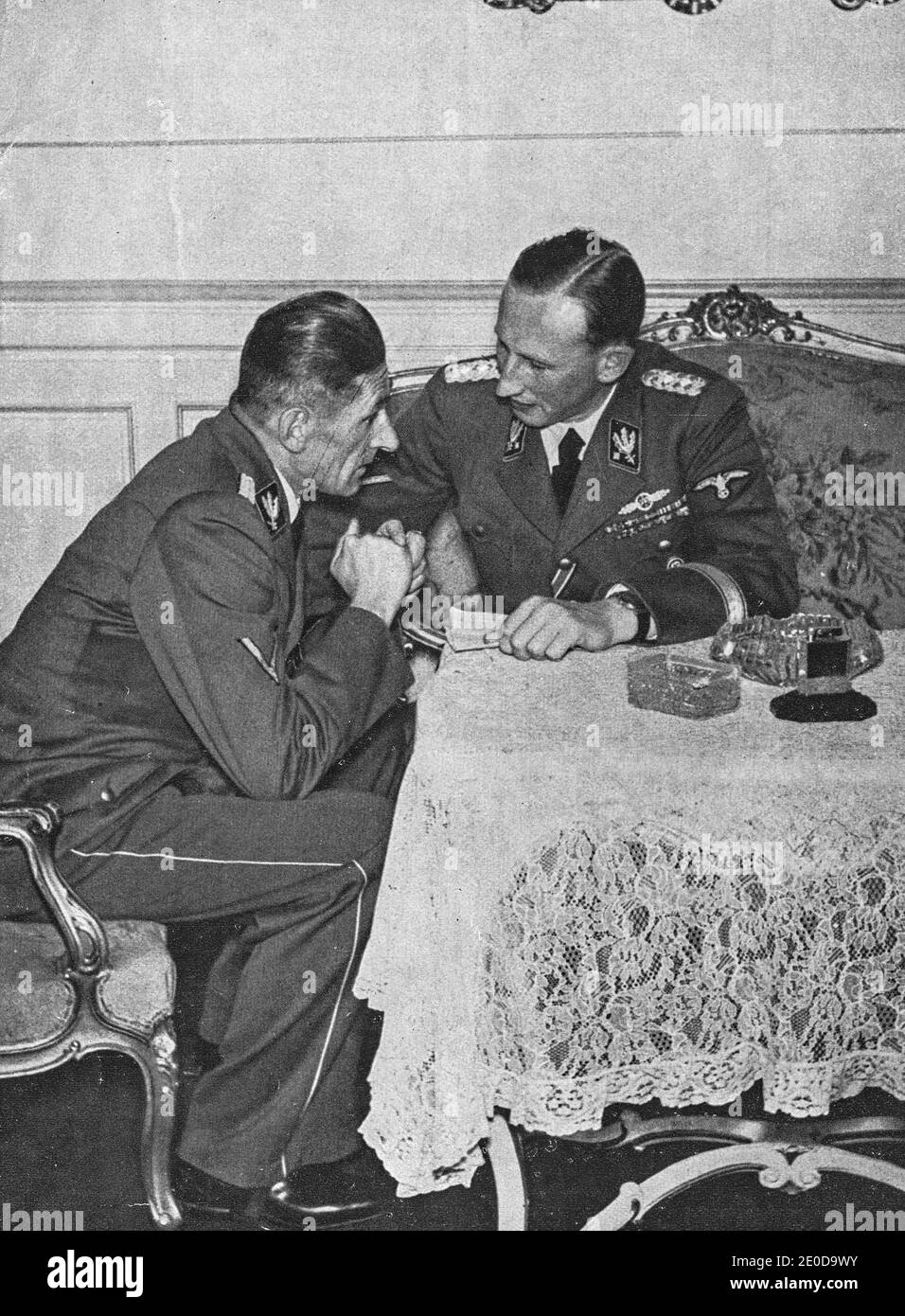 PRAG, PROTEKTORAT BÖHMEN UND MÄHREN - UM 1941: Reinhard Heydrich (rechts) und K.H. Frank auf der Prager Burg. Stockfoto