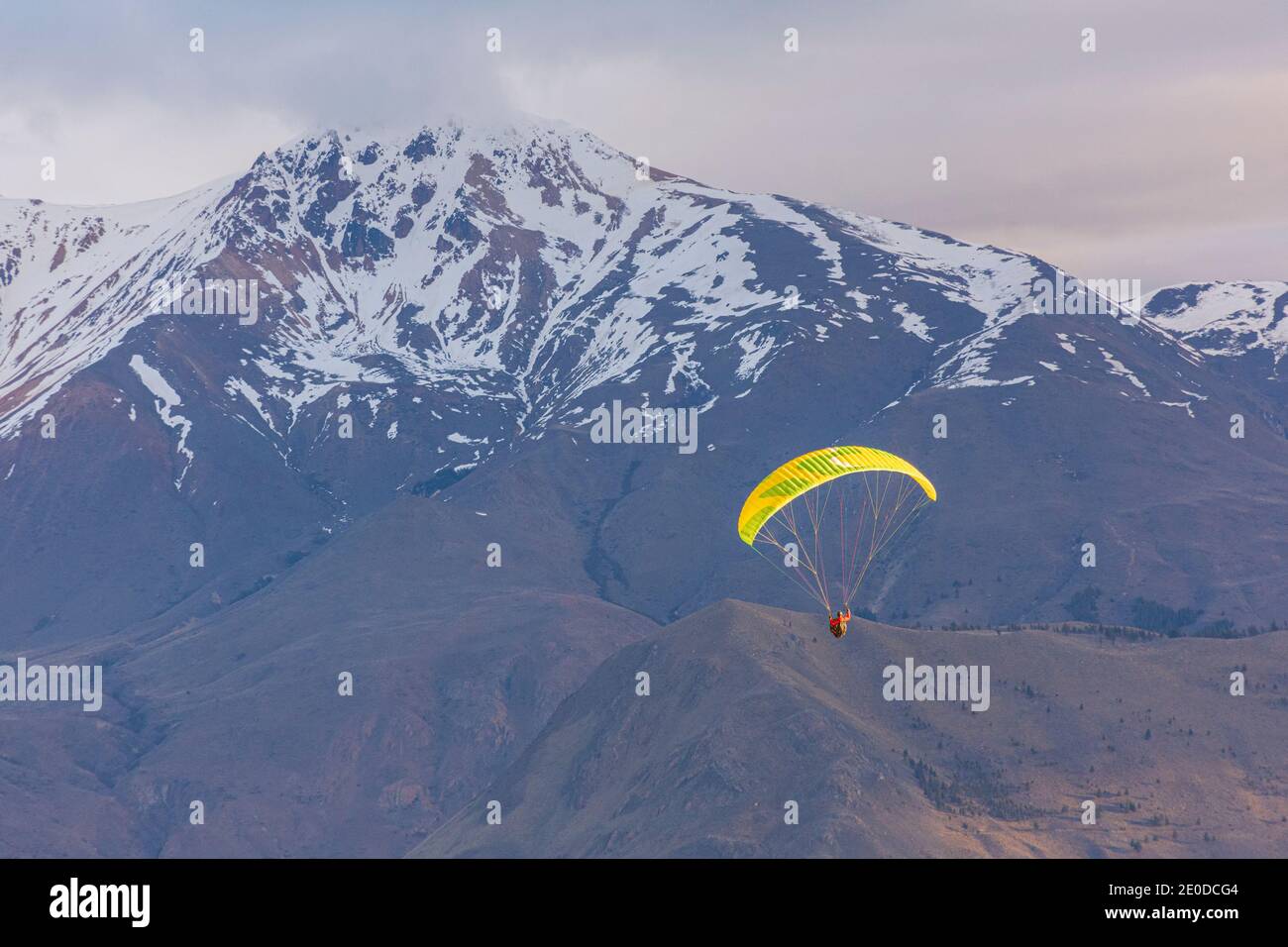 Paragliding gegen schneebedeckte Anden während der Wintersaison in Esquel, Patagonien, Argentinien Stockfoto