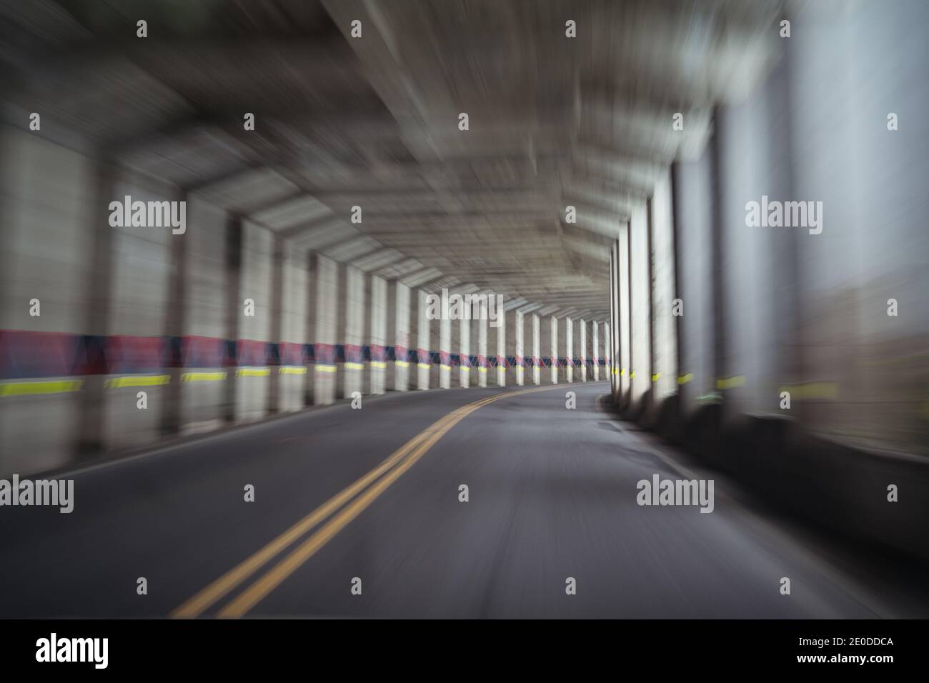 Verschwommene leere Straße mit Säulen und Betondecke befindet sich in Alishan Township in Taiwan Stockfoto